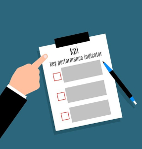 Grafik Hand zeigt Checkliste KPI Key Performance Indicator