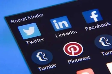 Personalmarketing mit Social Recruiting Social Media Apps Smartphone Bildschirm