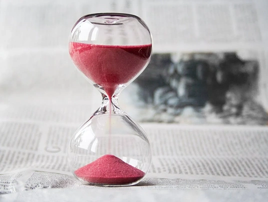 Zeit als wertvolle Ressource Sanduhr: Zeit sparen mit Personalvermittler-Software