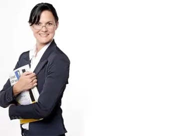 Recruiting: Headhunter vs. Personalvermittler Recruiting Headhunter Frau im Anzug lächelt