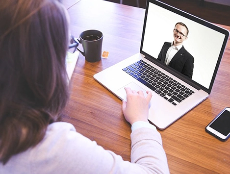 Frau führt ein Online Vorstellungsgespräch am Laptop