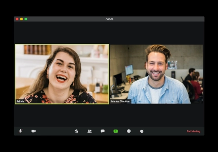 Für Video-Vorstellungsgespräche gibt es gute Gründe Zwei Teilnehmer eines Video-Vorstellungsgesprächs lachen in die Kamera