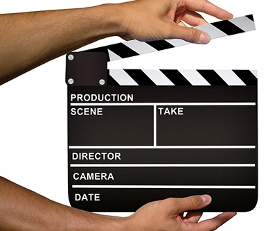 Produktion eines Recruiting-Videos Hände, die eine Filmklappe halten vor dem Signal Film ab