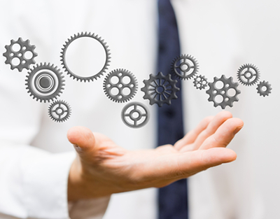 fecher: Ihre Spezialisten hinter der hunter Recruiting Software fecher-Mitarbeiter stehen lachend Steharbeitsplatz Büro