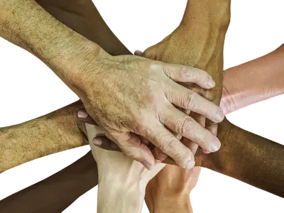 Warum Diversity Hiring betreiben? Verschiedene Hände stapeln sich aufeinander Zusammenhalt Symbol