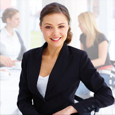 Recruiting-Software für die Projektassistenz Portrait junge Frau lächelt Anzug