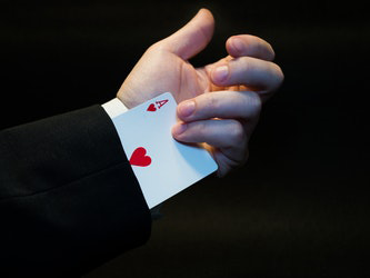 Recruiting-Software als Ass im Ärmel Spielkarte Herz Ass ragt aus Ärmel Hand greift