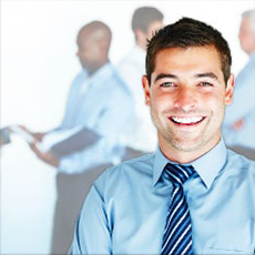 Recruiting-Software für Researcher Portrait Mann lächelt Hemd Krawatte