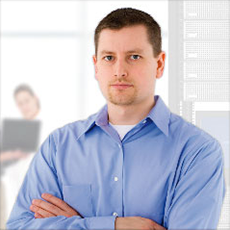 Recruiting-Software für IT-Verantwortliche Portrait Mann blaues Hemd verschränkte Arme