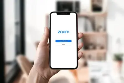 Zoom-App: Praktisch im Remote-Hiring-Prozess Zoom-App auf Smartphone für Remote Recruiting