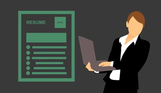 10 Tipps zu Video-Vorstellungsgesprächen Grafik Geschäftsfrau mit Laptop neben Lebenslauf