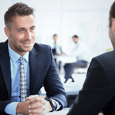 Software für Recruiter Mann Anzug lächelt Gegenüber an