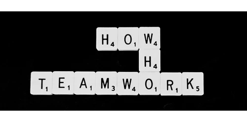 Scrabblesteine bilden Wörter