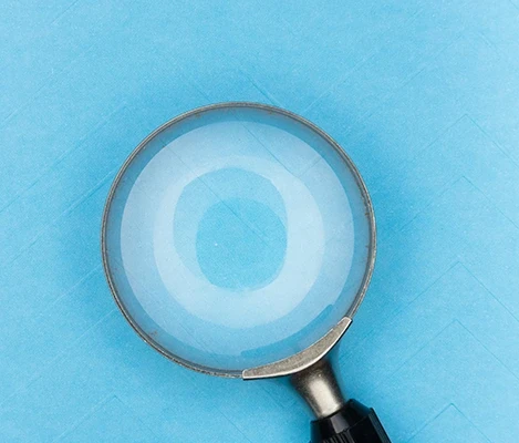 Personaldienstleister vs. Executive Personalberatungen Direktsuche von Führungskräften als Lupe vor blauem Hintergrund dargestellt
